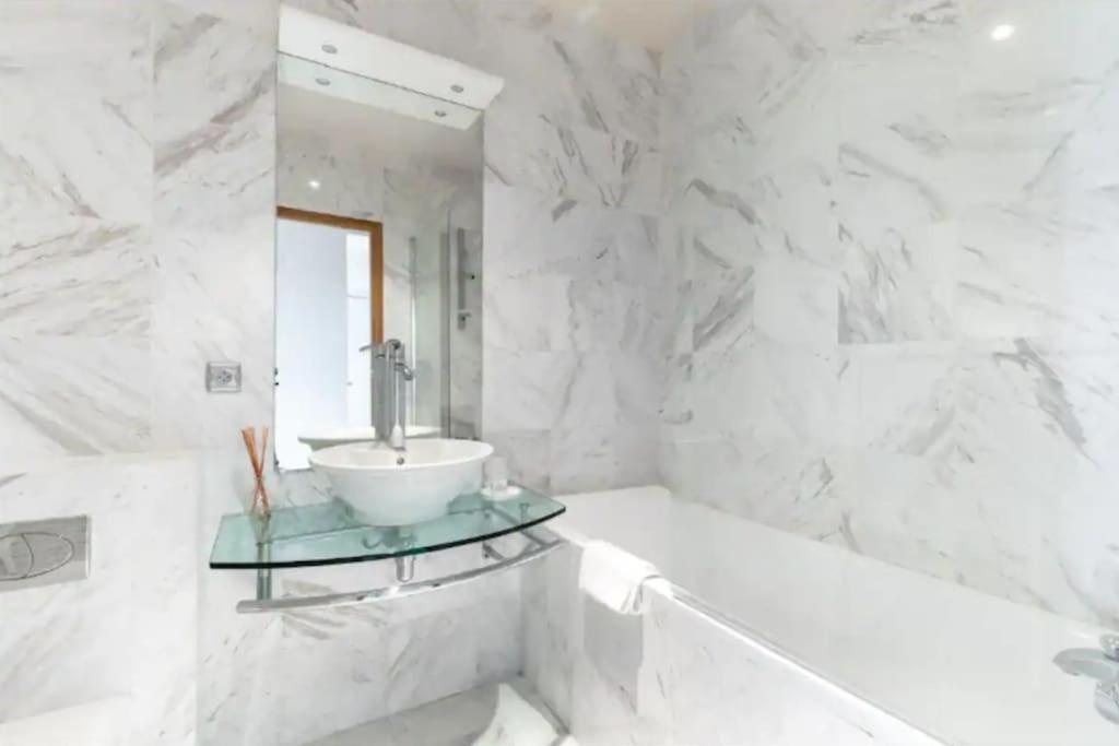 Appartement Avenue Montaigne : Luxury 4p/2br Parijs