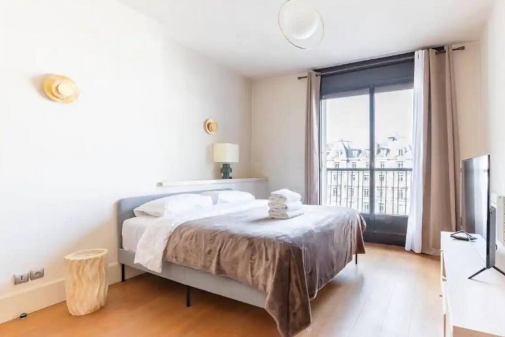Avenue Montaigne : Luxury 4p/2br Parijs