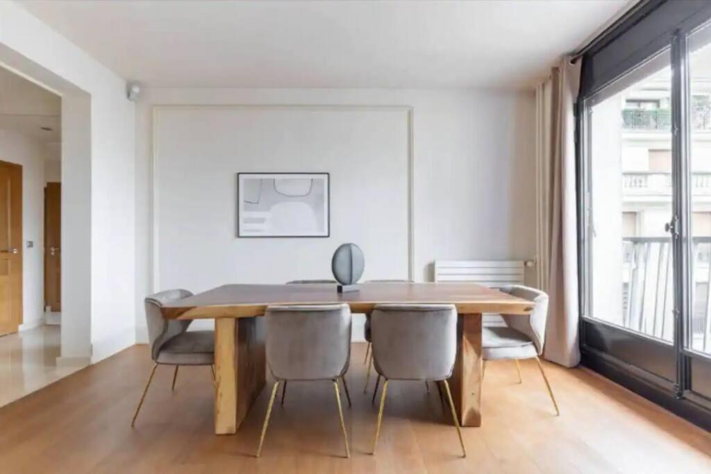 Avenue Montaigne : Luxury 4p/2br Appartement